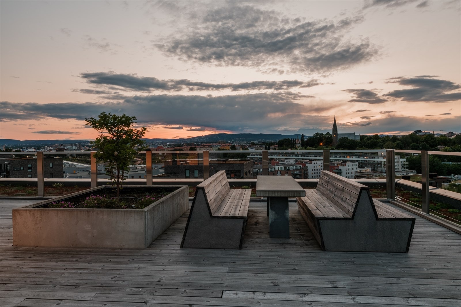 Takterrassene er delt inn i flere soner med sittegrupper Galleribilde