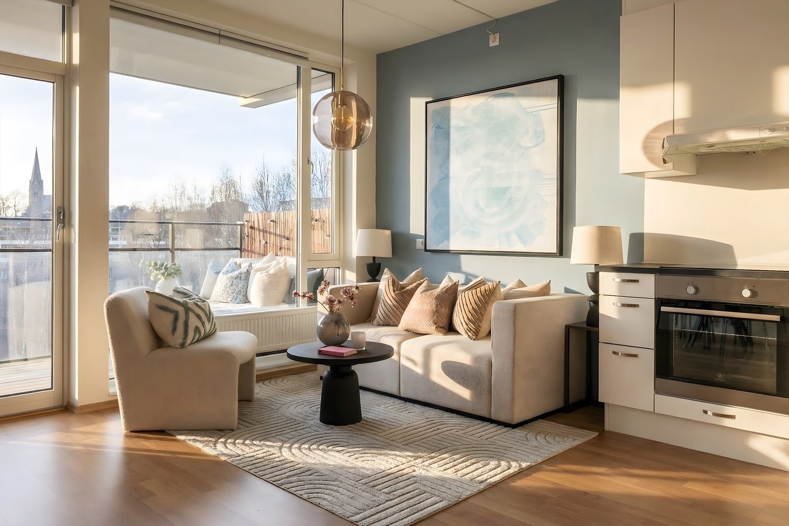 Her bor du i et moderne bygg fra 2019 med kvaliteter som balansert ventilasjon, 3-lags vinduer og parkettgulv.
(Solen er illustrert, avvik kan forekomme) Galleribilde