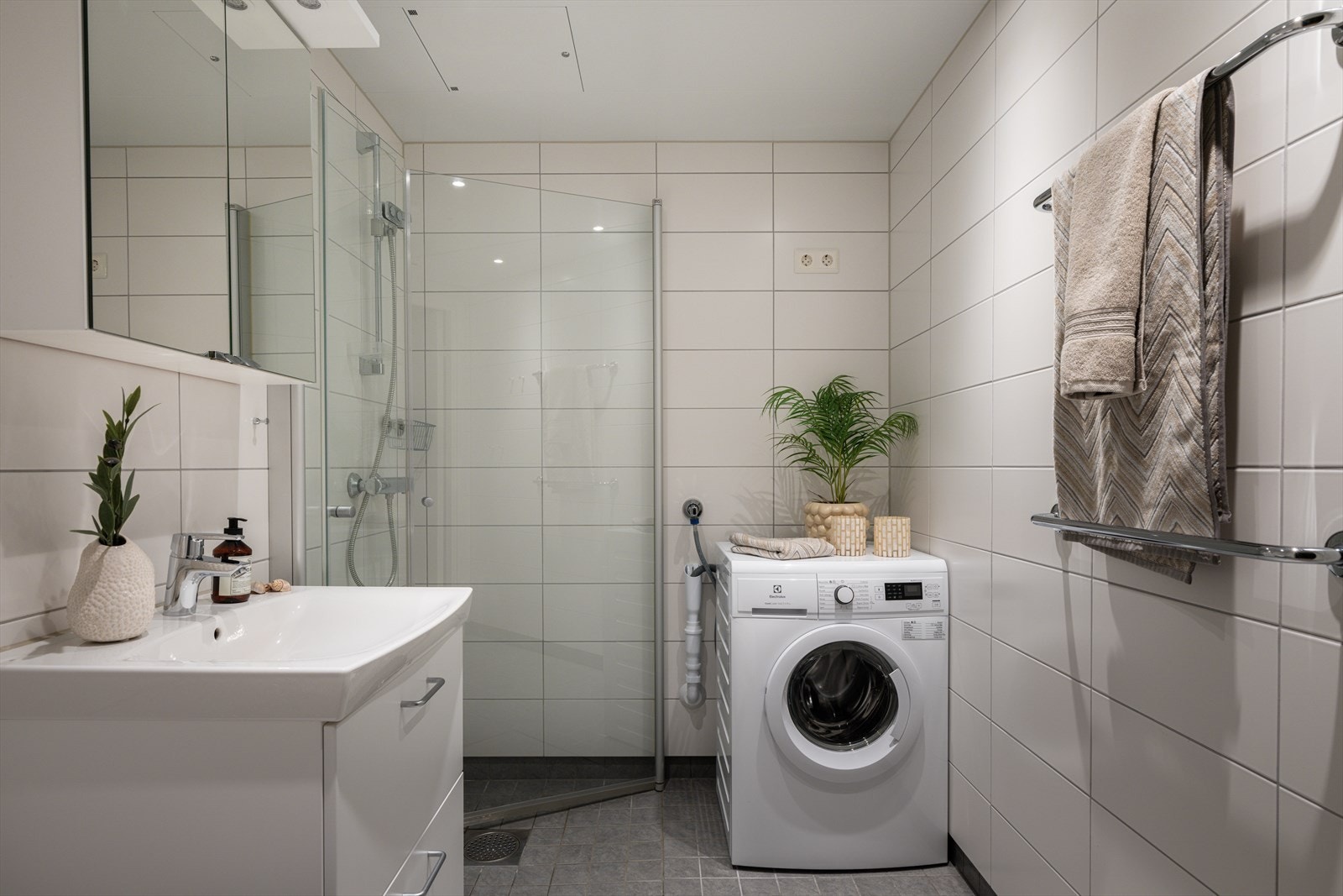 Pent, flislagt bad fra byggeår med varmekabler i gulvet og downlights i taket Galleribilde