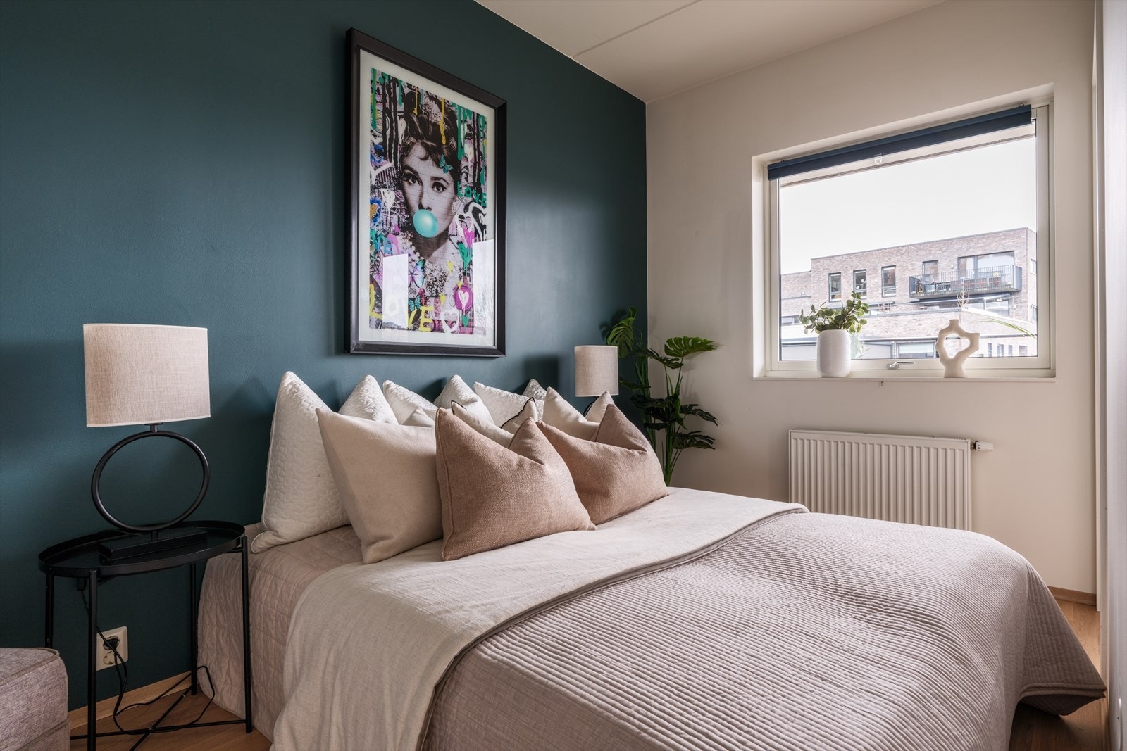 Det er god plass til dobbeltseng, nattbord og garderobeskap Galleribilde