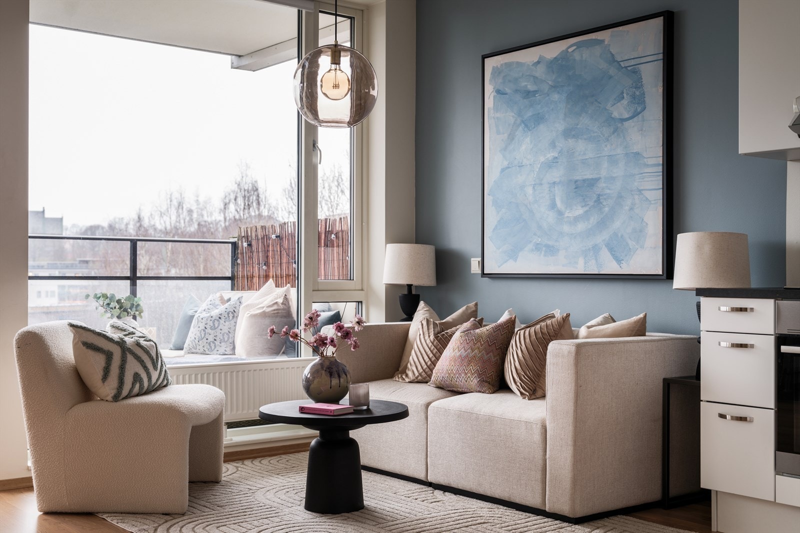 Stue med store vindusflater som slipper inn godt med naturlig lys Galleribilde