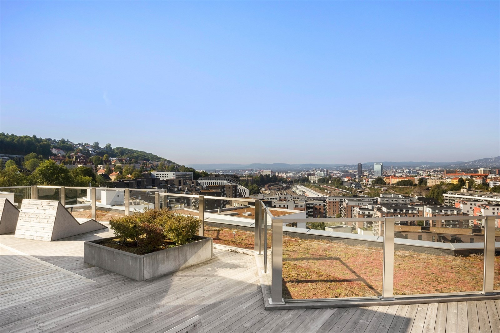 Borettslaget har tre felles takterrasser: én i dette bygget og to i nabobyggene. Galleribilde