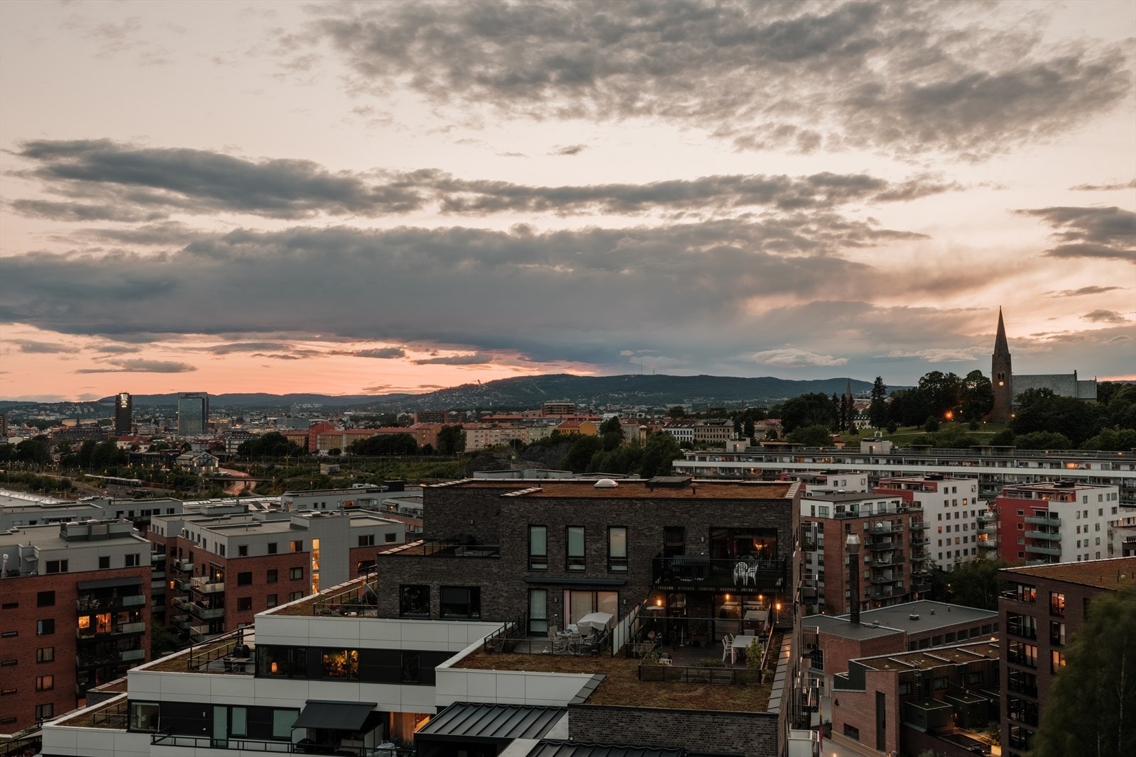Fantastisk utsikt og svært gode solforhold på takterrassene Galleribilde