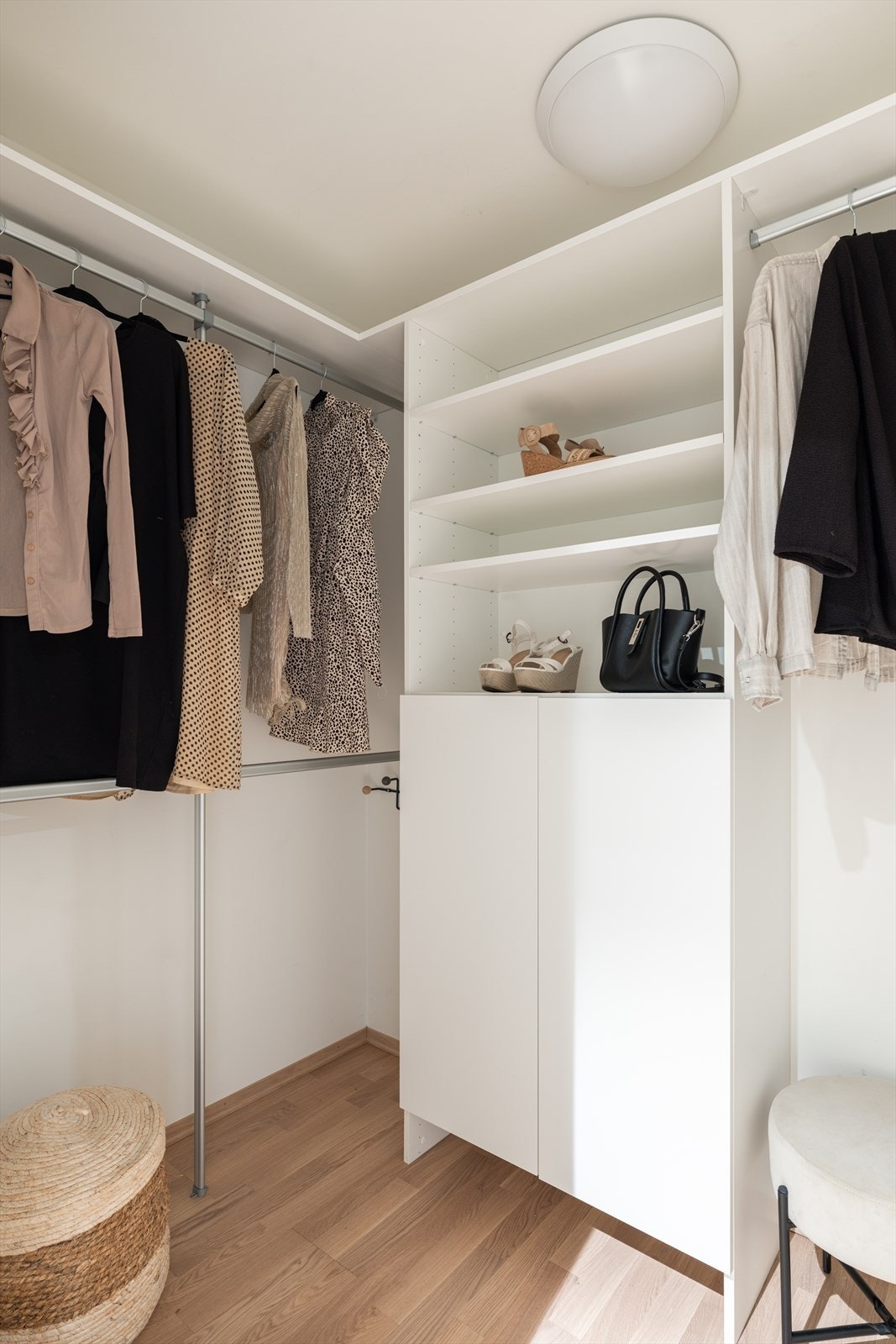 Innredet med medfølgende garderobeskap og oppheng Galleribilde