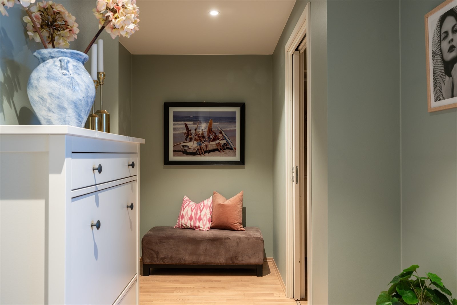 Romslig entré med god plass til å henge fra seg ytterklær og sko Galleribilde