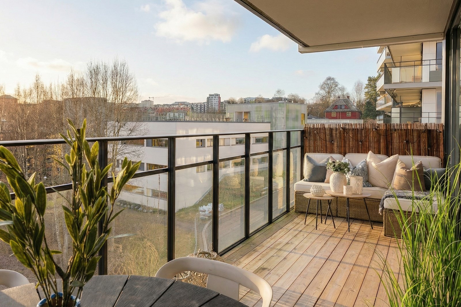 Leiligheten byr blant annet på en stor balkong på 14 kvm, moderne kvaliteter og garasjeplass.
(Solen er illustrert, avvik kan forekomme) Galleribilde