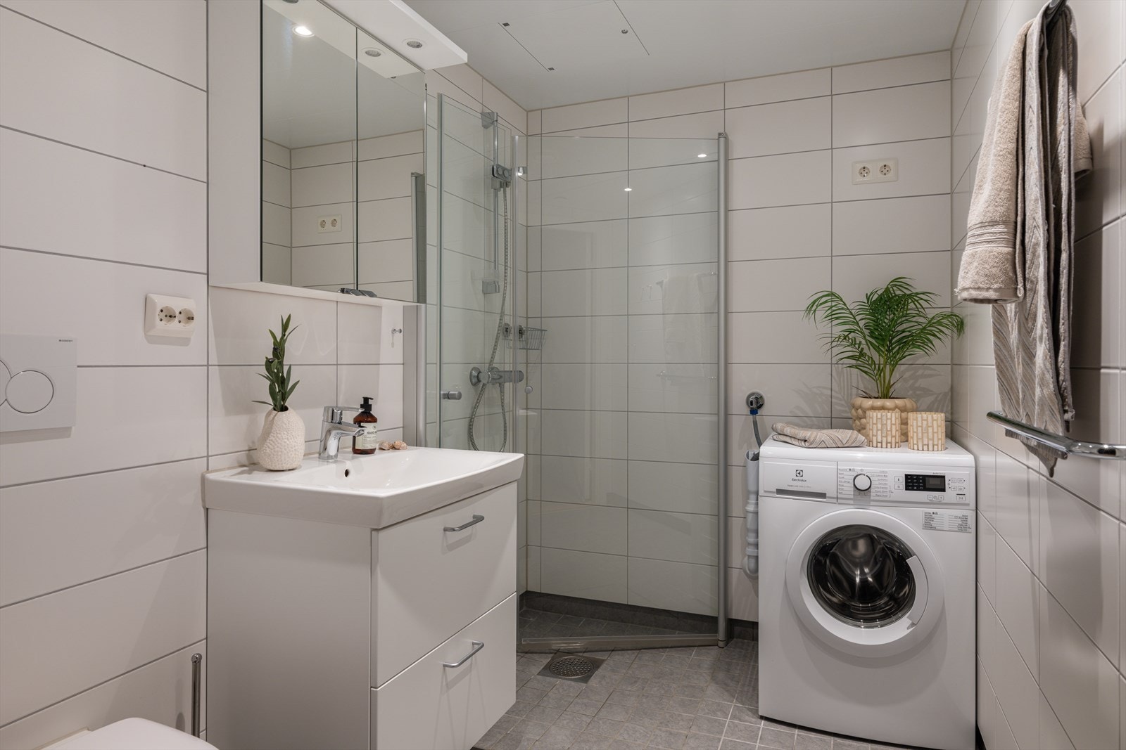 Baderomsinnredningen består av servantskap, dusjsone, toalett og opplegg for vaskemaskin Galleribilde