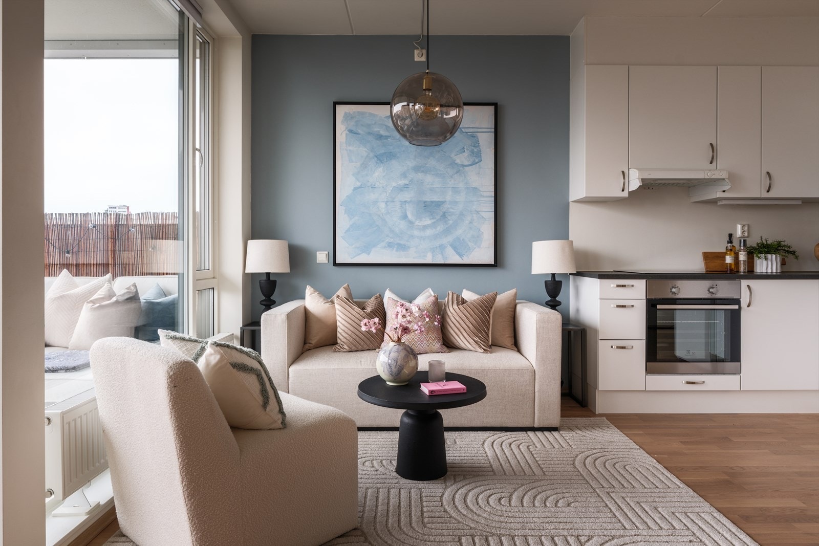 Det er god plass til sofa, spisebord og øvrig møblement Galleribilde