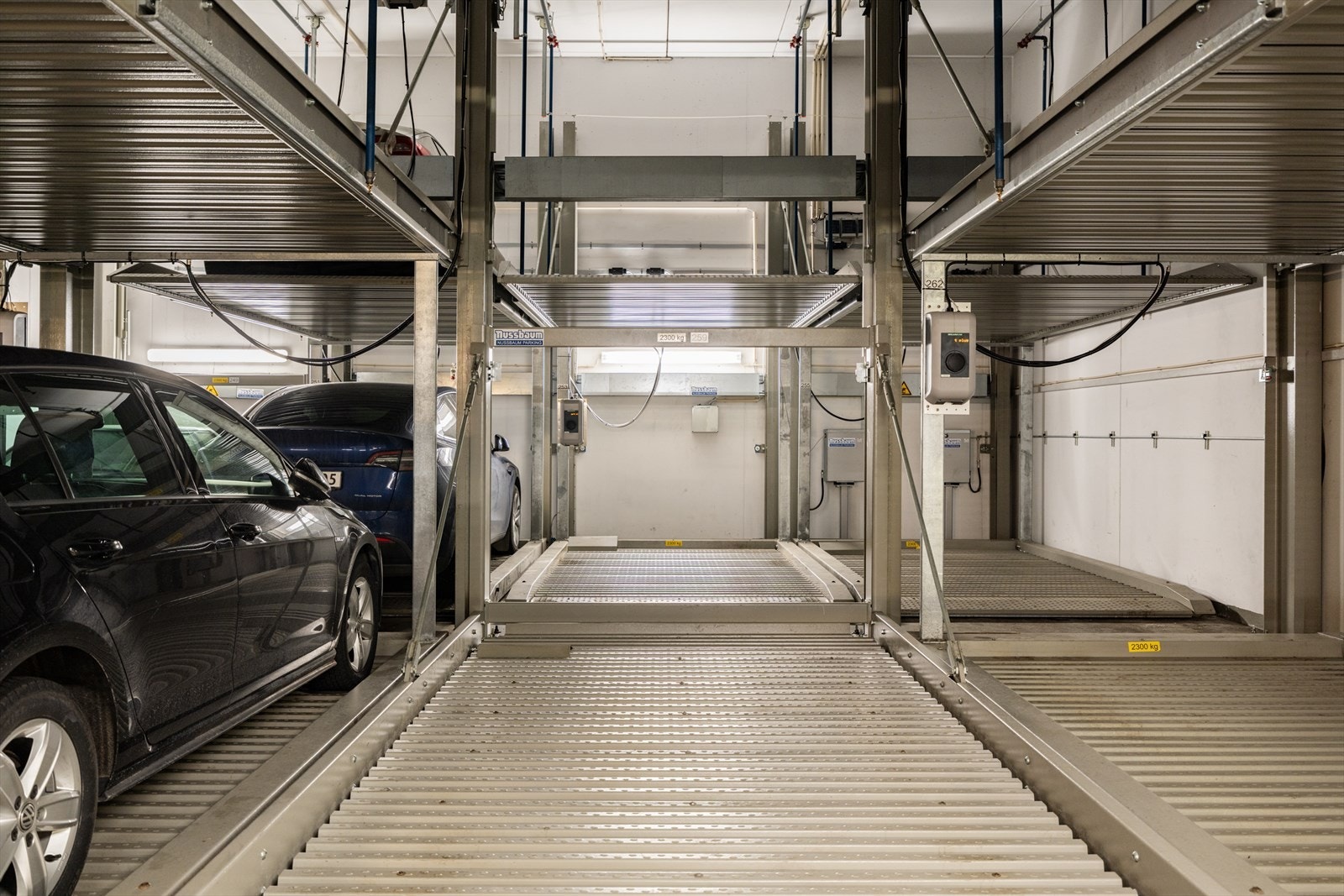 Garasjeplass med enkel adkomst rett ved inn- og utkjøring Galleribilde