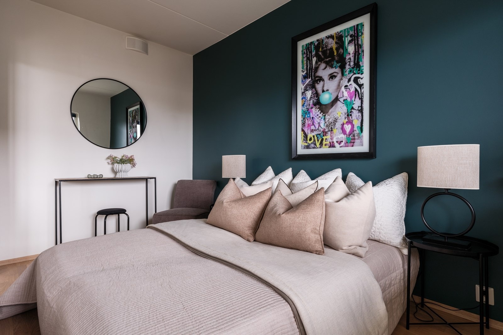 Lunt soverom vendt mot rolige omgivelser Galleribilde