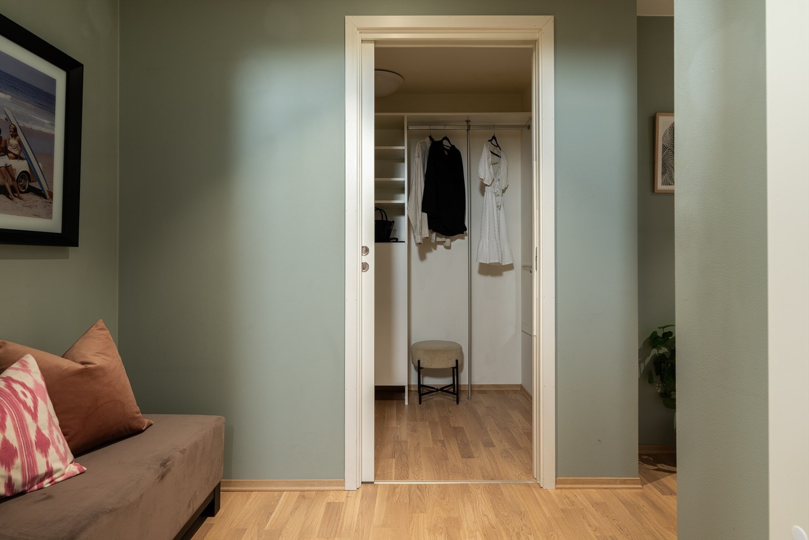 Fra entréen er det tilgang til en praktisk, innvendig bod Galleribilde