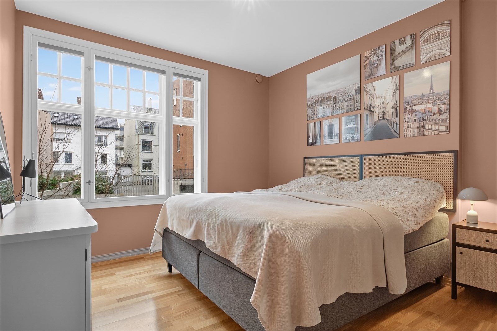 Hovedsoverom med plass til stor seng, nattbord m.m. Galleribilde