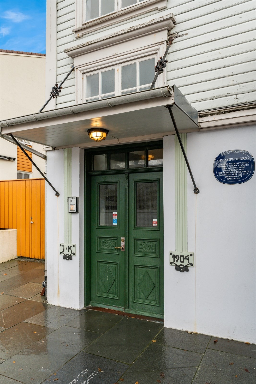 Felles inngangsparti fra gaten. Galleribilde