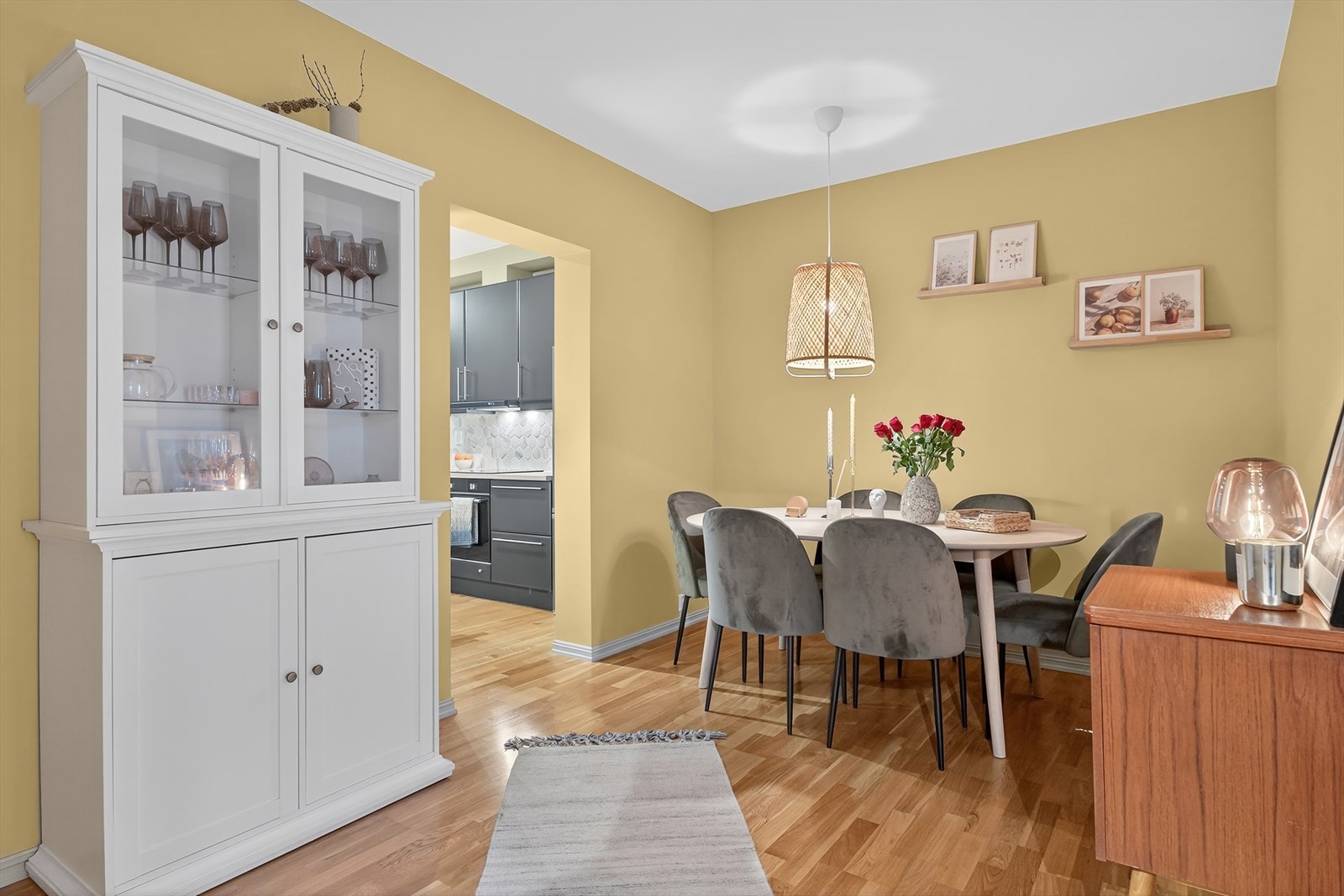 Spisestue hvor en kan møblere med stort spisebord, skjenk og øvrig møblement. Galleribilde