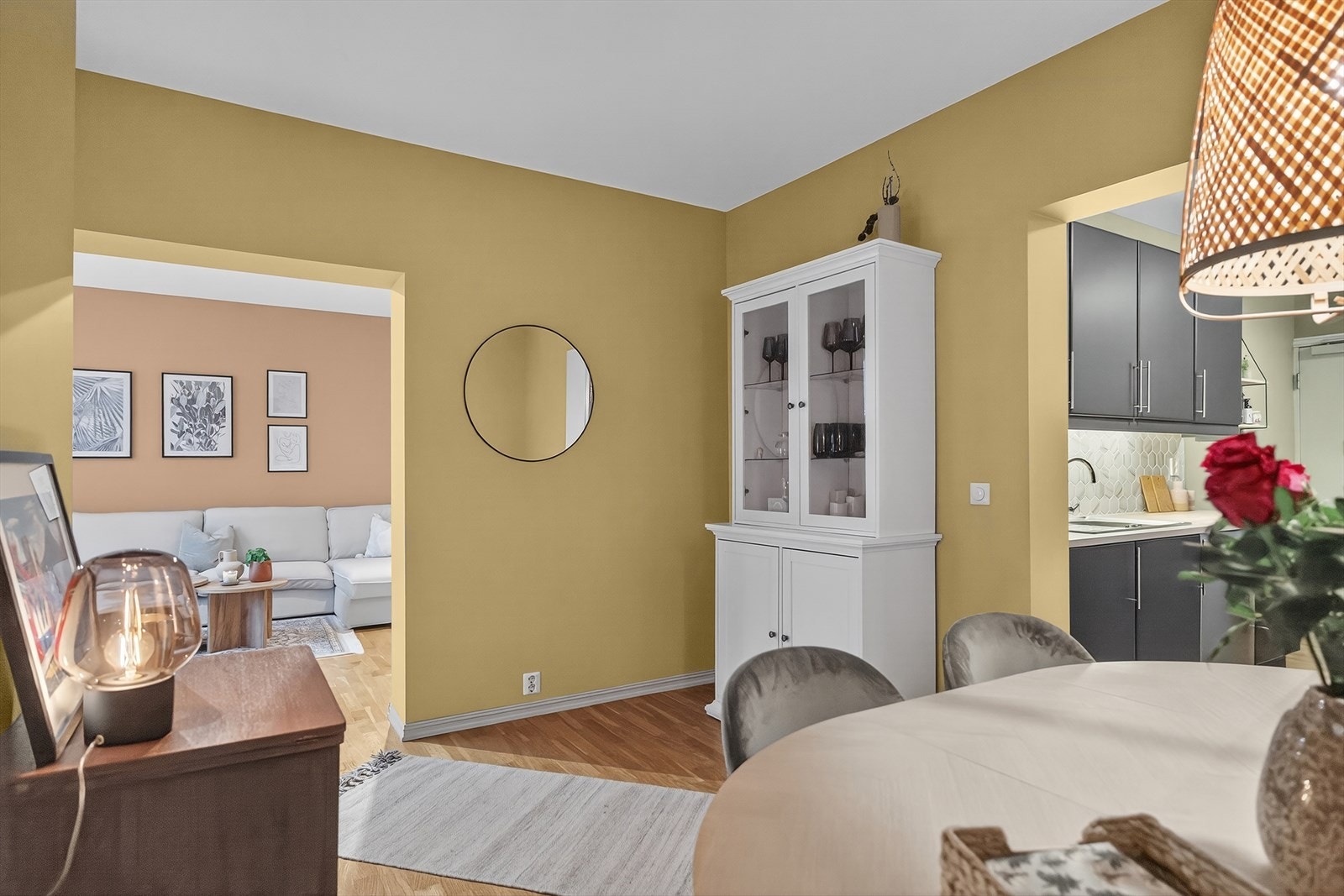 Fra spisestue har en adkomst til kjøkken. Galleribilde