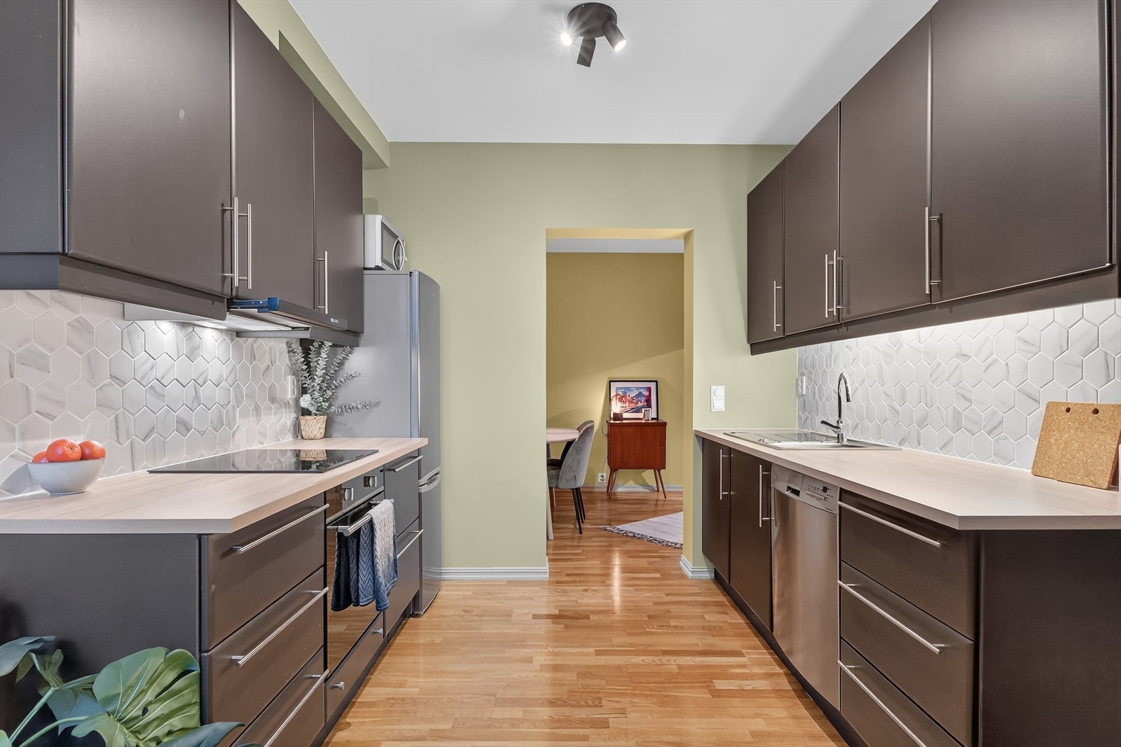 Mørkt stilfult kjøkken med god skap- og benkeplass til det kjøkkenutstyret en skulle trenge. Galleribilde