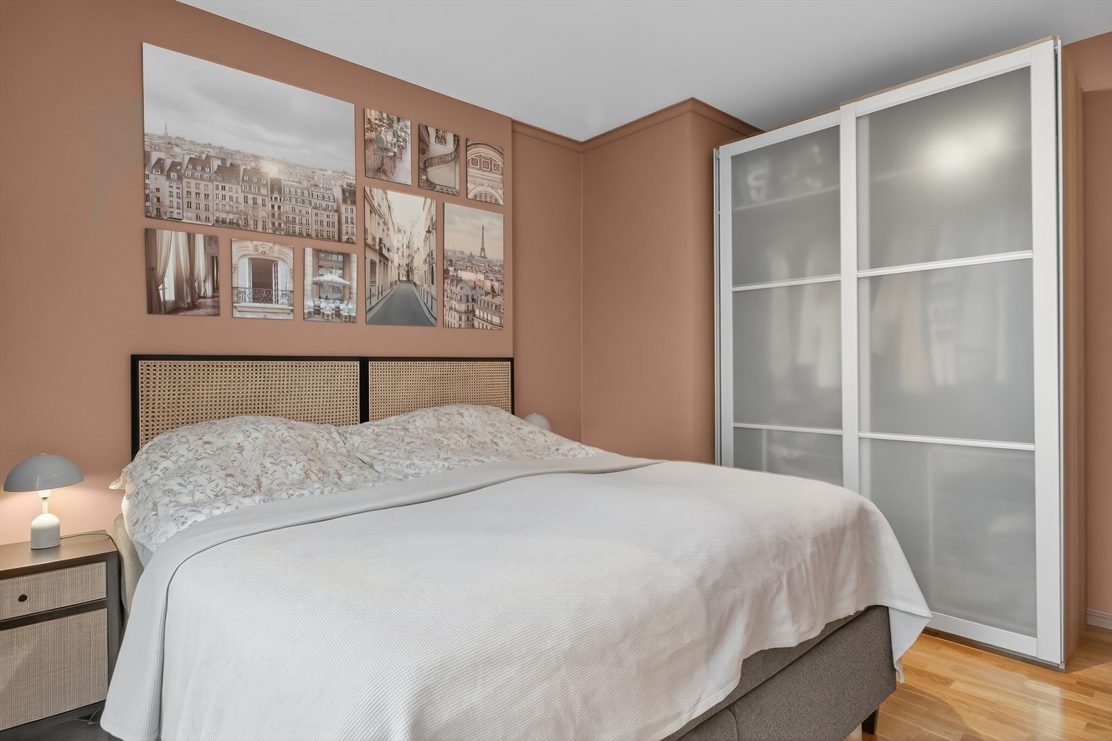 Skyvedørsgarderobe med god plass til dine klesplagg. Galleribilde