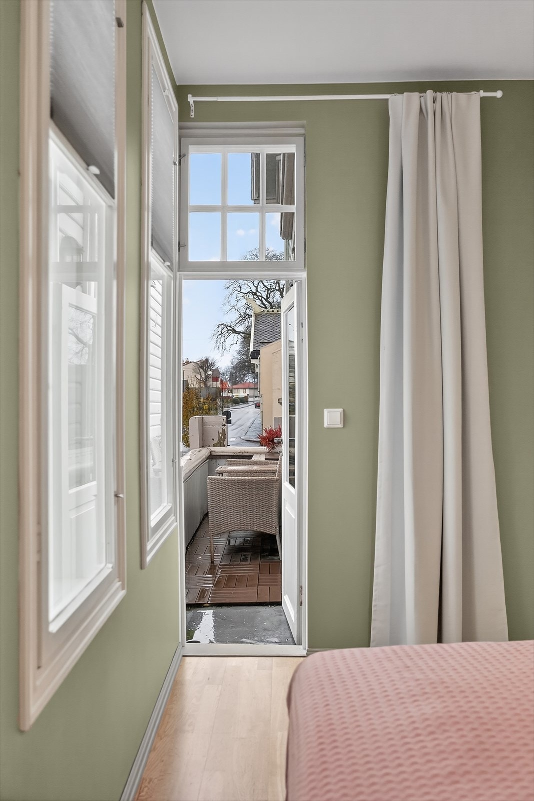 Soverom 2 har utgang til idyllisk balkong på 3 kvm. Galleribilde