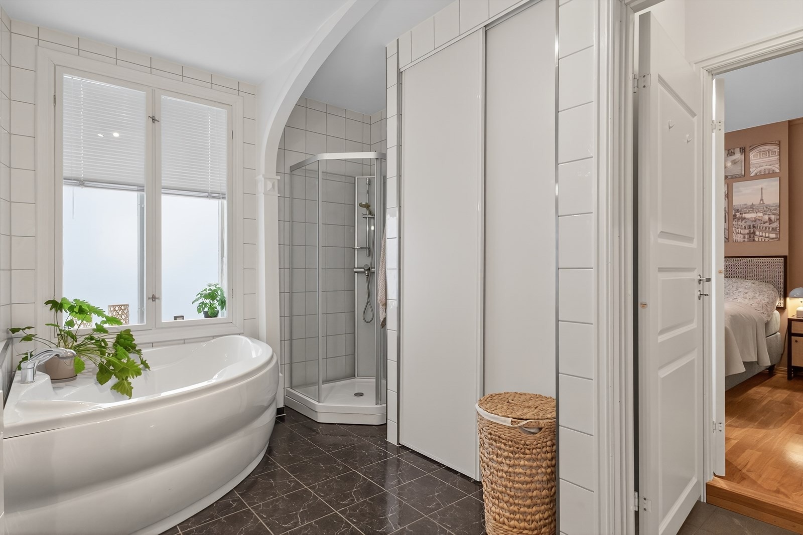 Praktisk skyvedørsløsning med opplegg til vaskemaskin. Galleribilde