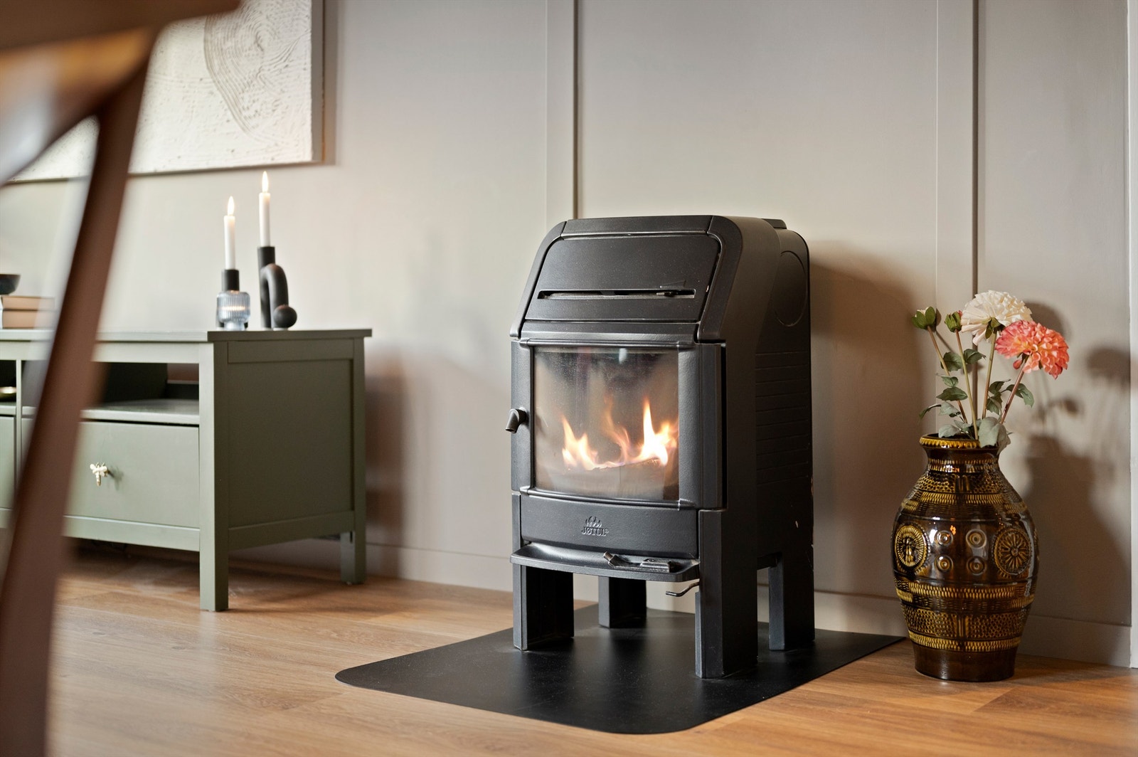 Vedovn fra kvalitetsmerket Jøtul. Borettslaget har allerede satt inn stålrør i pipeløp. Galleribilde