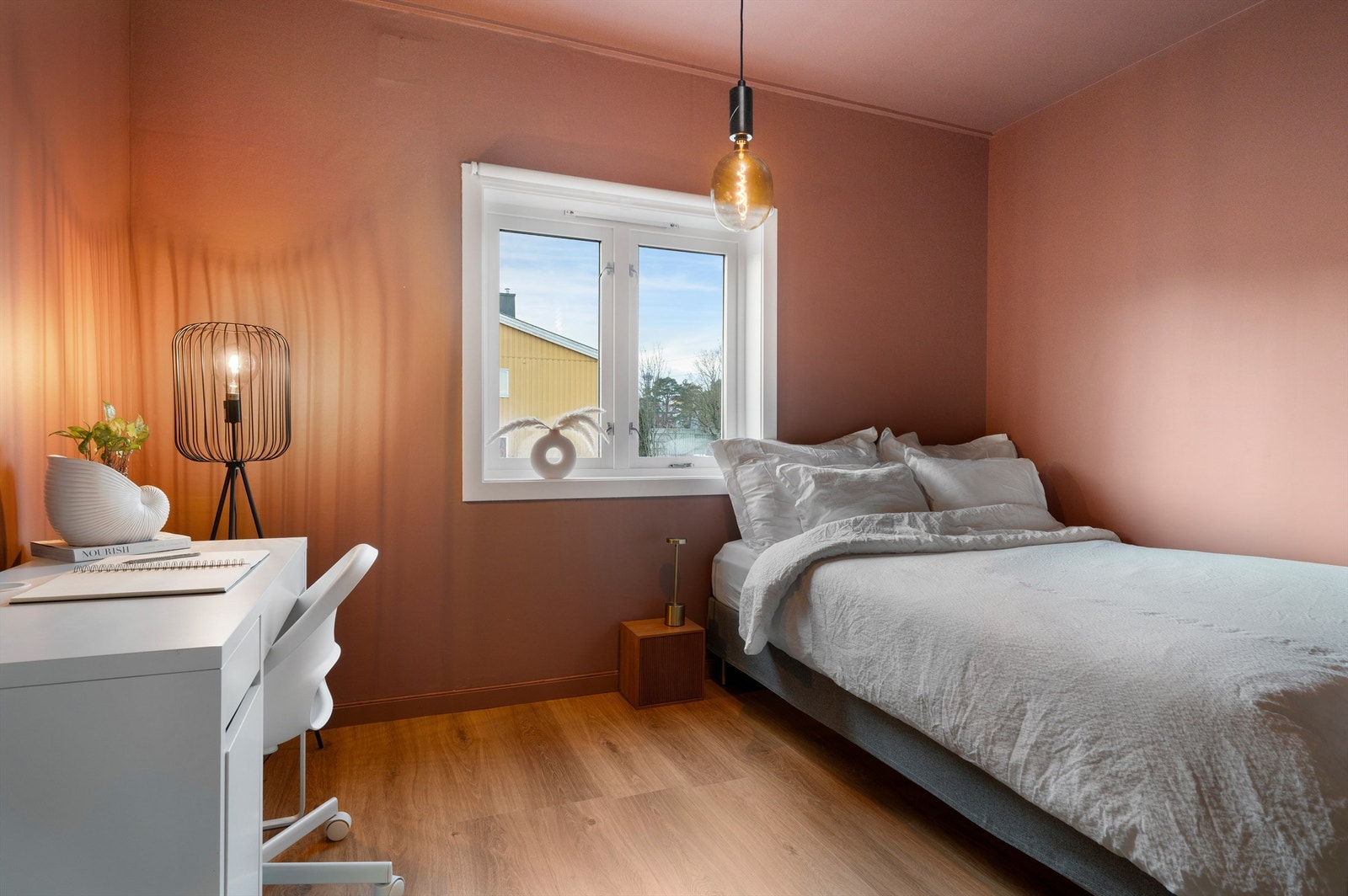 Soverom 2 er også av god størrelse. Soverommet er etterisolert inn mot naboleiligheten i forbindelse med oppussingen. Galleribilde