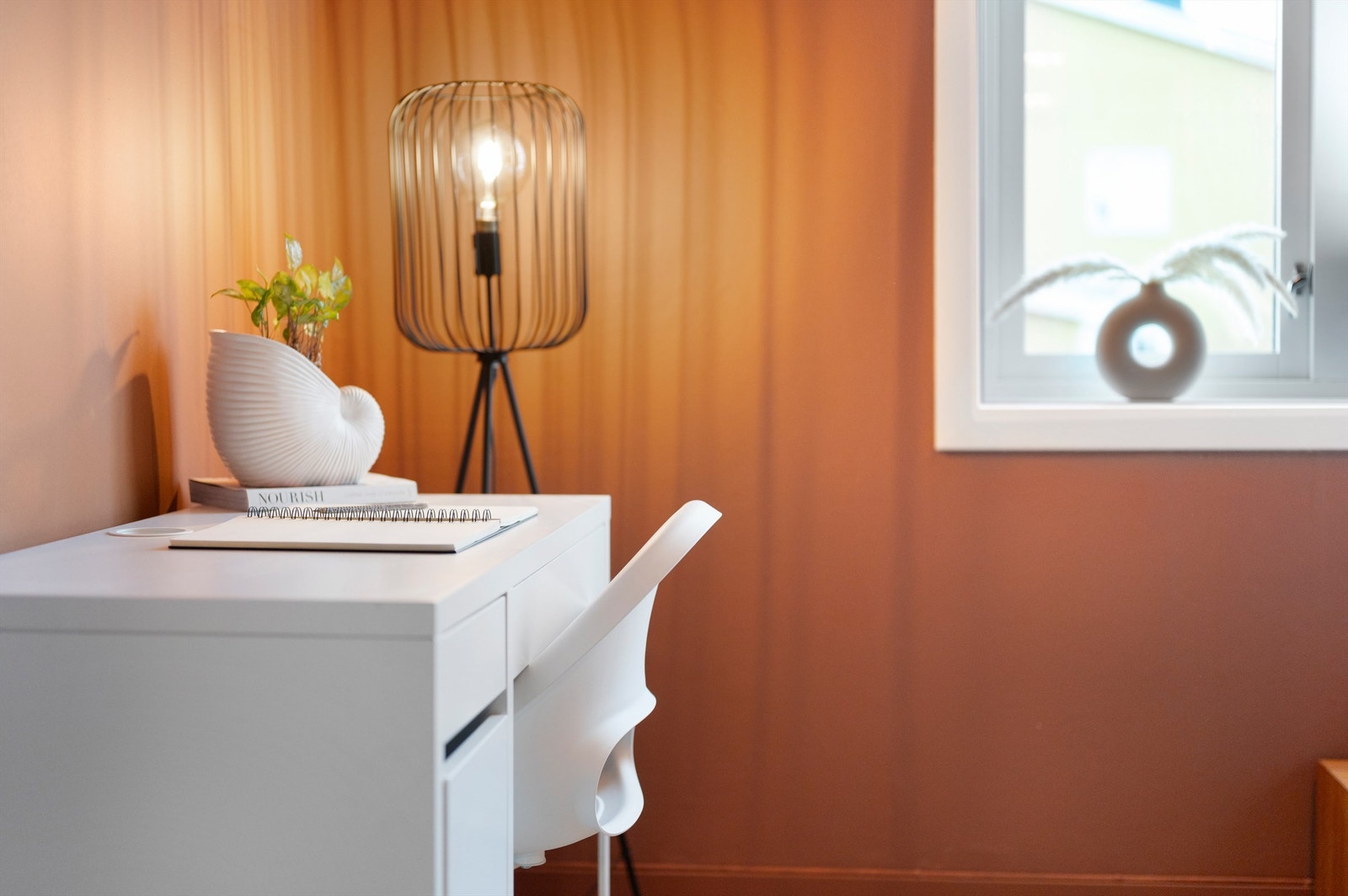 Soverommet er malt i fargen Grounded Red fra Jotun. Galleribilde