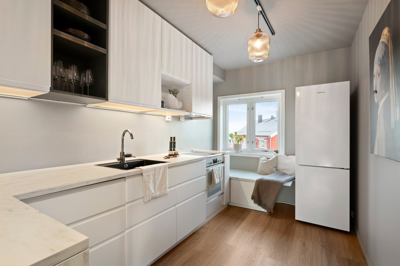 Kjøkkenet har rikelig med oppbevaringsplass. Hvitevarer fra blant annet Bosch og Samsung. Galleribilde