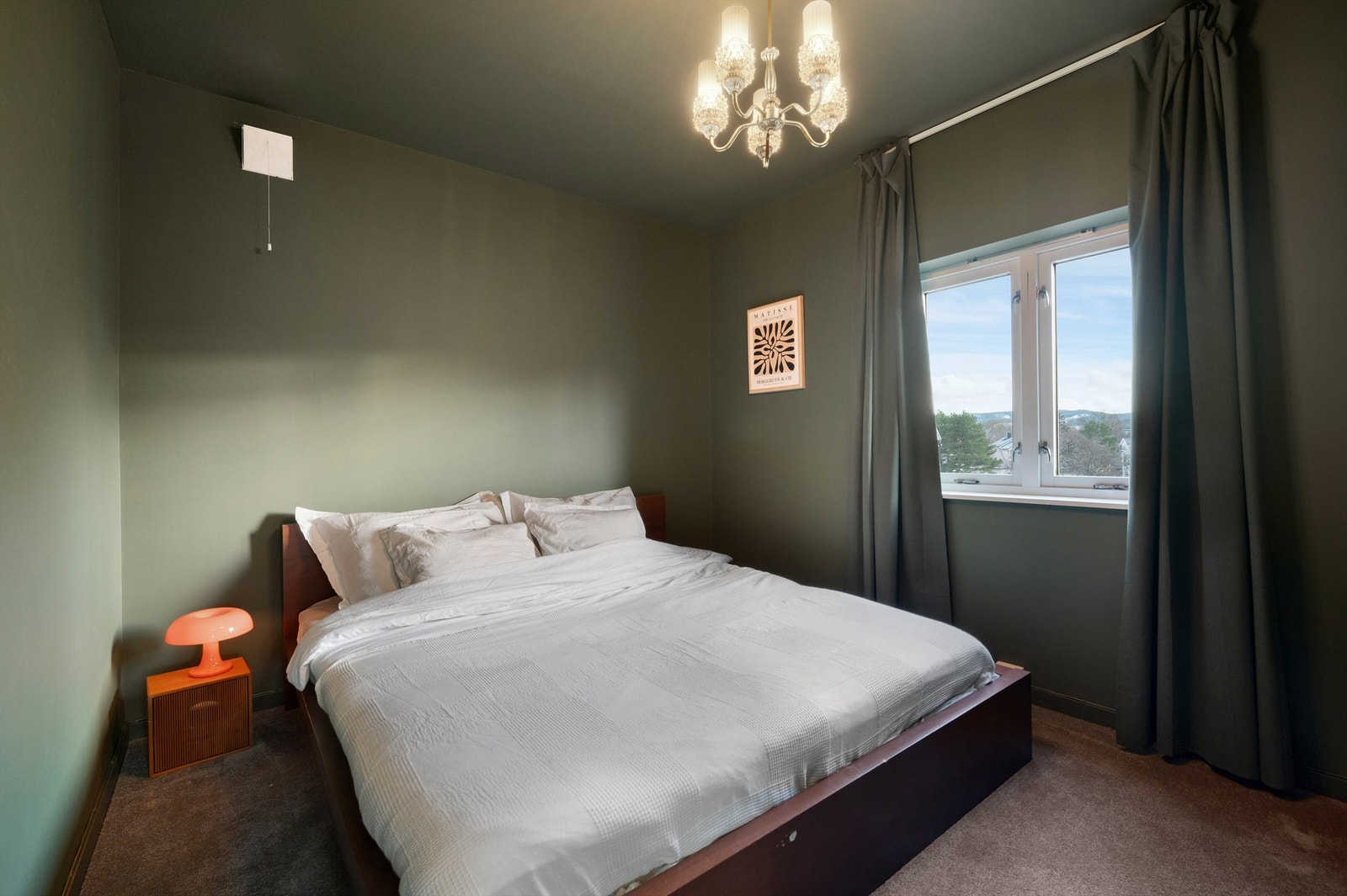 Soverom 1 er på 11,5 kvm. Her er det valgt vegg til veggteppe for et bedre inneklima, med et mål om å skape en hotellfølelse hver morgen. Galleribilde