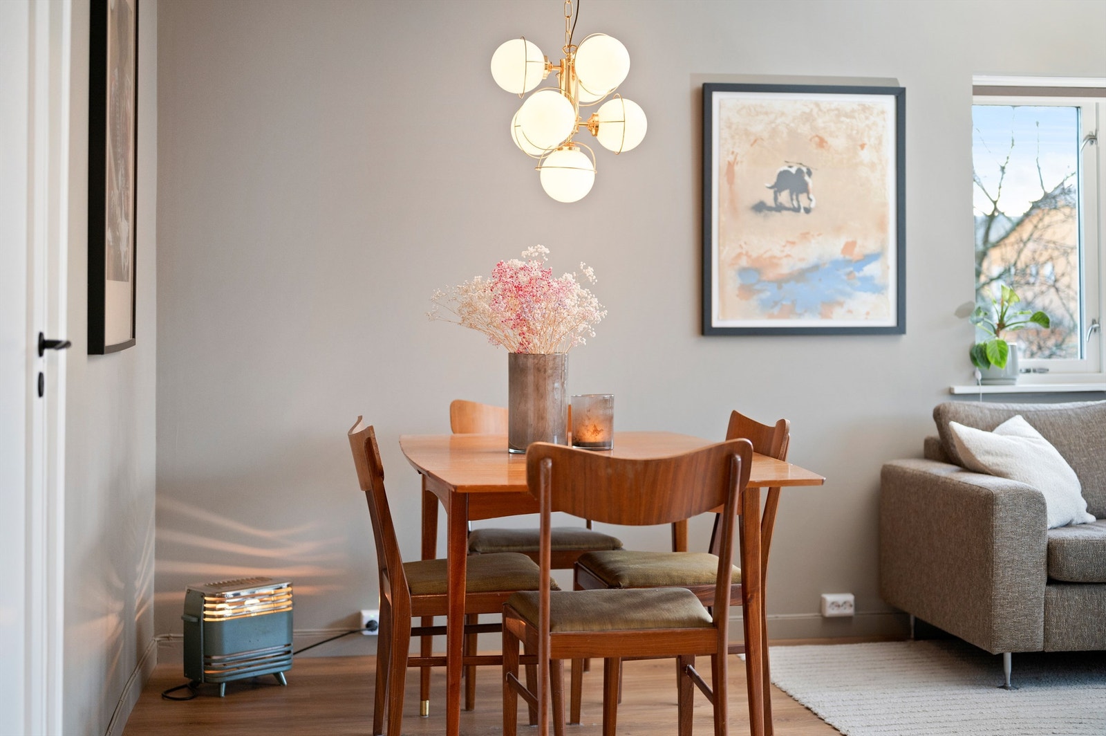 Stuen har en naturlig plassering for spisebord, og det er rom for både større og mindre løsninger, avhengig av hva en måtte foretrekke. Galleribilde