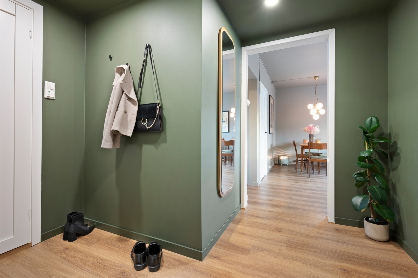 Praktisk gang med mulighet for ulike møbleringsalternativer som skohyller eller kommode. Direkte adkomst til toalettrom er alltid praktisk. Galleribilde