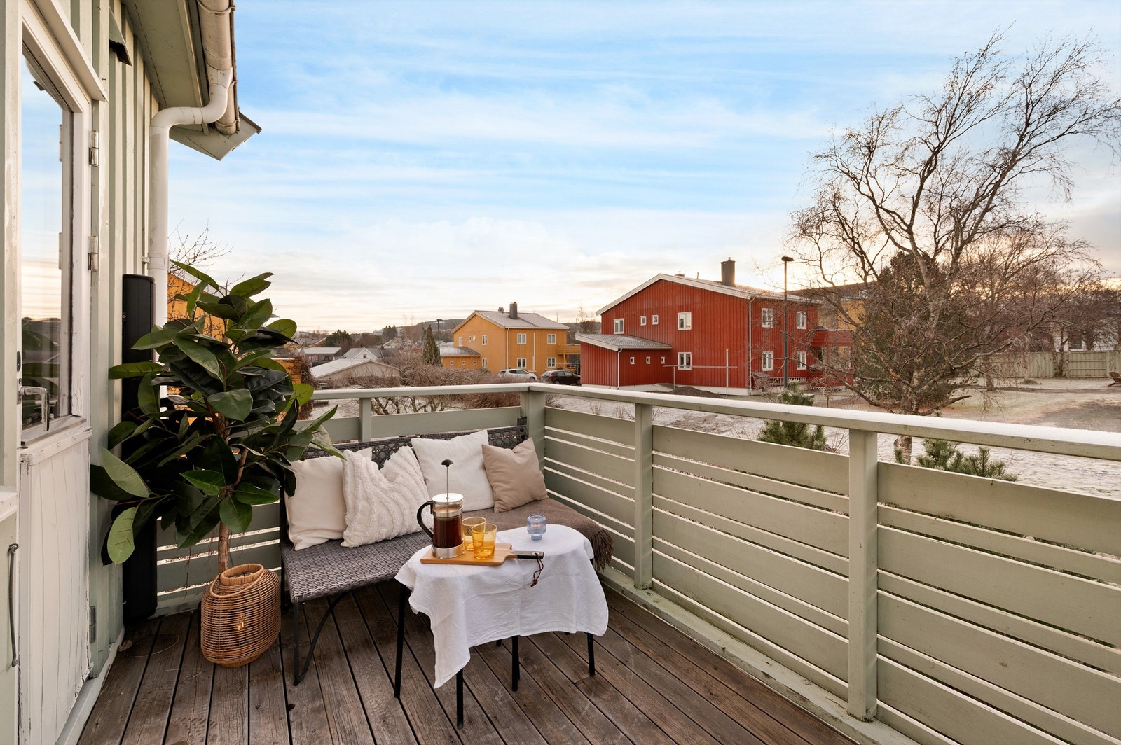 Balkongen ligger sørvendt, slik at du nyter sol fra morgen til kveld. Her det er plass til funksjonelle møbleringsløsninger, og borettslaget tillater grilling med både gass-og elektrisk grill. Galleribilde