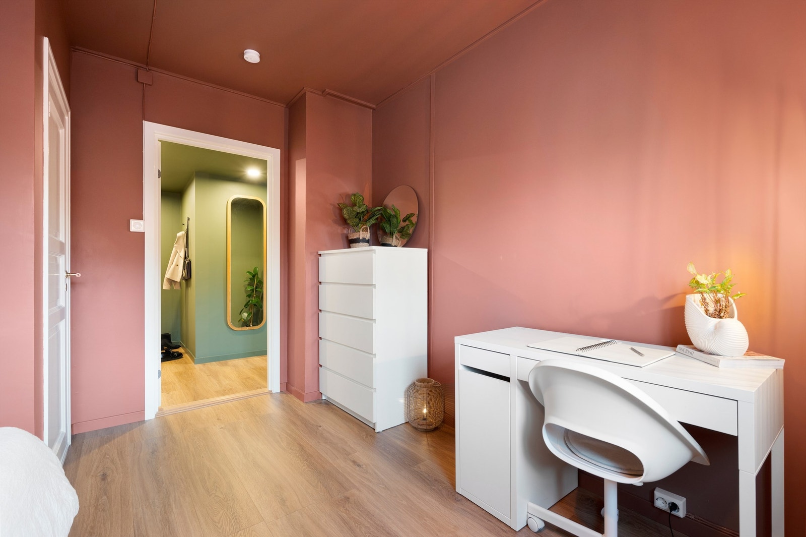 På dette soverommet er det egen bod/garderoberom, hvor det er opplegg for vaskemaskin, dersom man ikke ønsker å benytte privat plass i vaskekjeller. Galleribilde