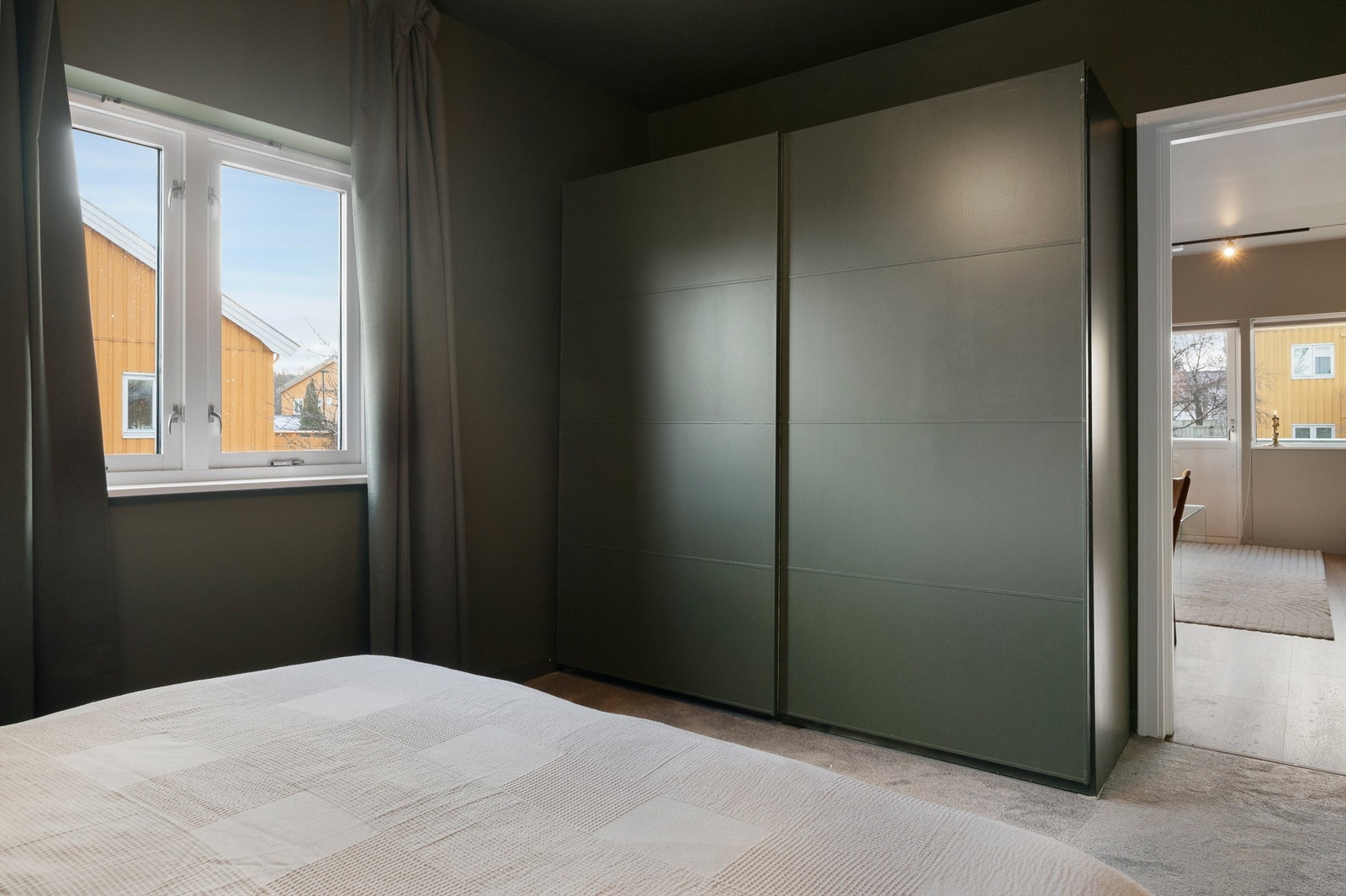 Soverommet ligger nordvendt og oppleves som svalt - også på sommertid. Garderobeløsning er malt i matchende farge. Galleribilde