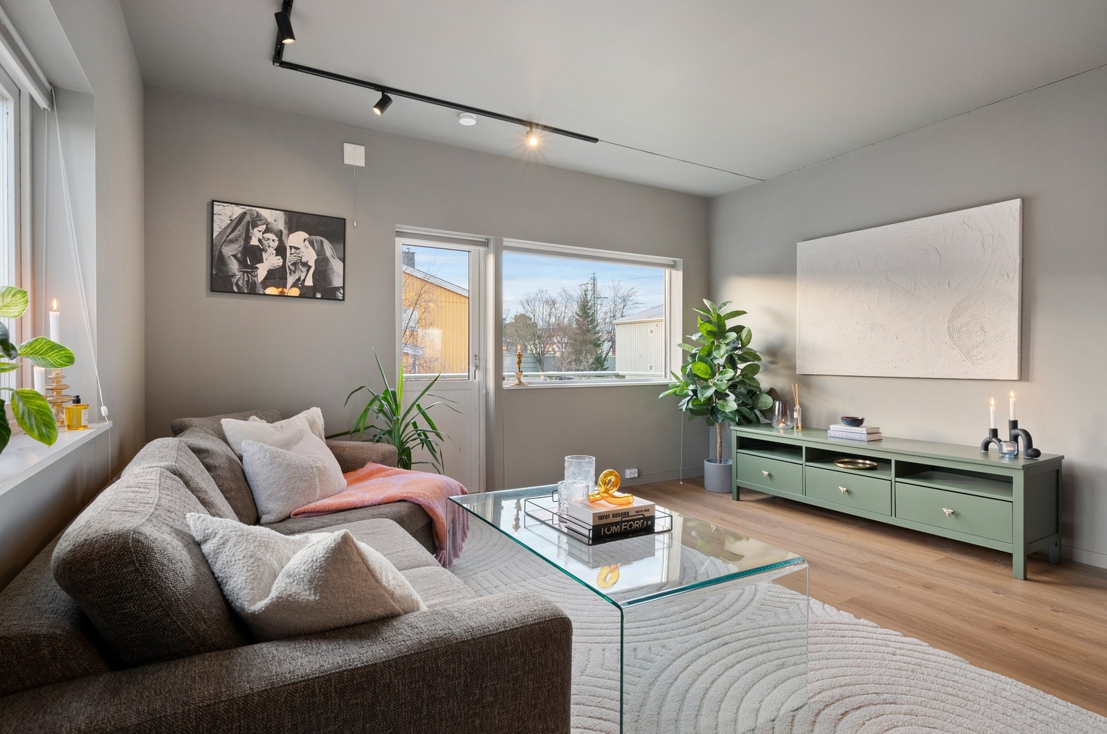 Fra stuen er det utgang til sørvendt, skjermet balkong. Alt av det elektriske på stuen er skiftet i forbindelse med oppussing i 2024. Galleribilde