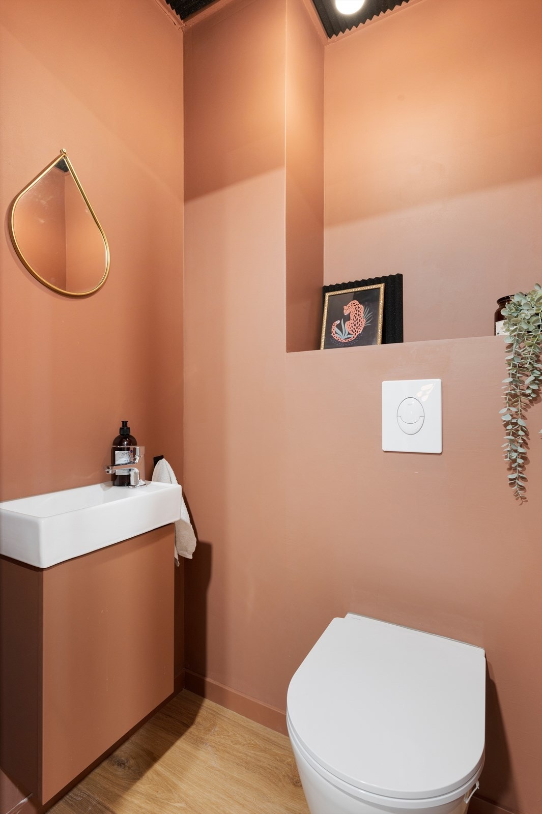 Toalettrommet ble i sin helhet pusset opp i 2024 med nytt innbygd toalett, servant, vegger og gulv. Galleribilde