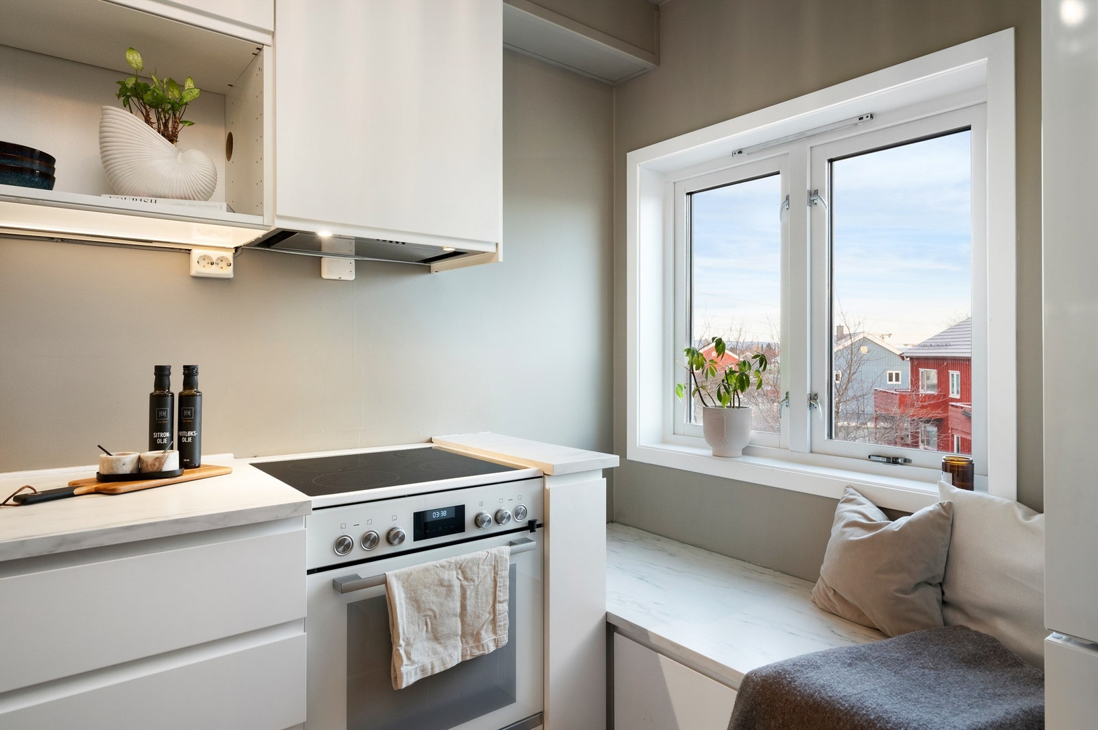 Innerst på kjøkkenet er det bygd en sittekrok. Perfekt plass å nyte morgenkaffen. Galleribilde