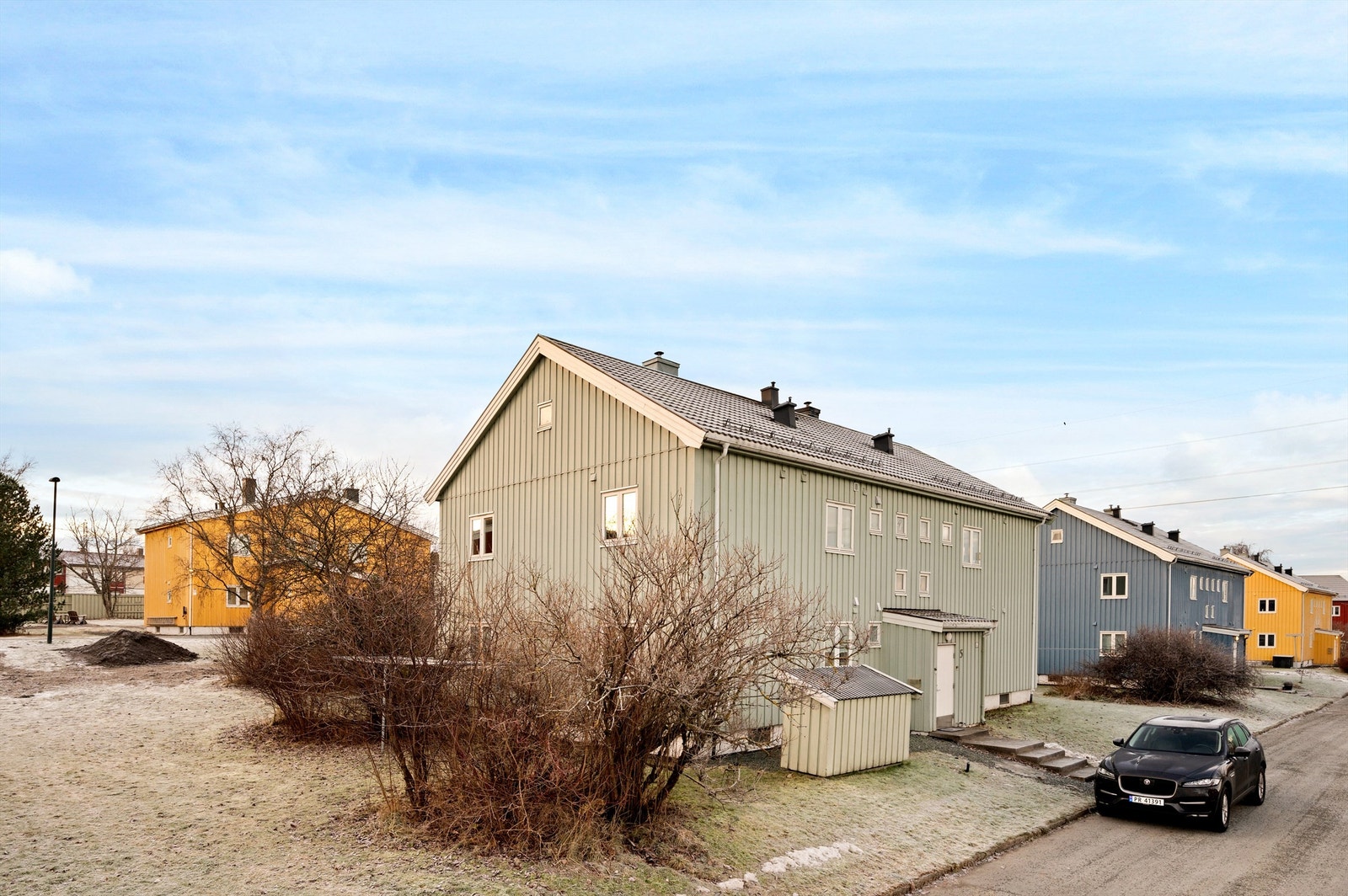 Her er det både nærhet til sjøen langs Lade og Ranheimsfjæra, samt skogsturer i Strindamarka. Ladestien er antageligvis den mest populære turstien på denne siden av byen, og går langs Trondheimsfjorden. Galleribilde