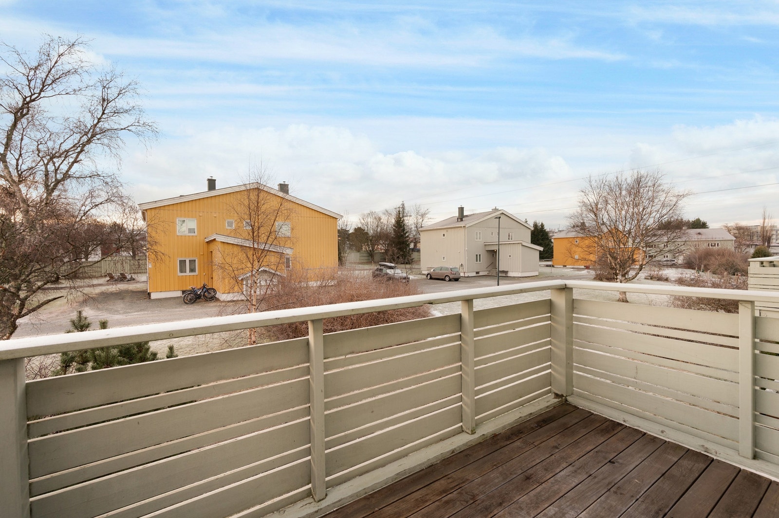 Luftige områder mellom leilighetsbyggene. På sommerstid har du i følge selger sol frem til cirka kl. 22:00 på kvelden. Galleribilde