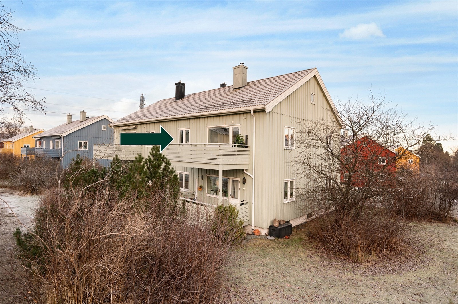 Leiligheten disponerer oppstilte plasser i enden av gaten som er reservert beboere og gjester. En perfekt leilighet for deg som ønsker en moderne, lettstelt og sentralt beliggende bolig med alt du trenger rett i nærheten! Galleribilde