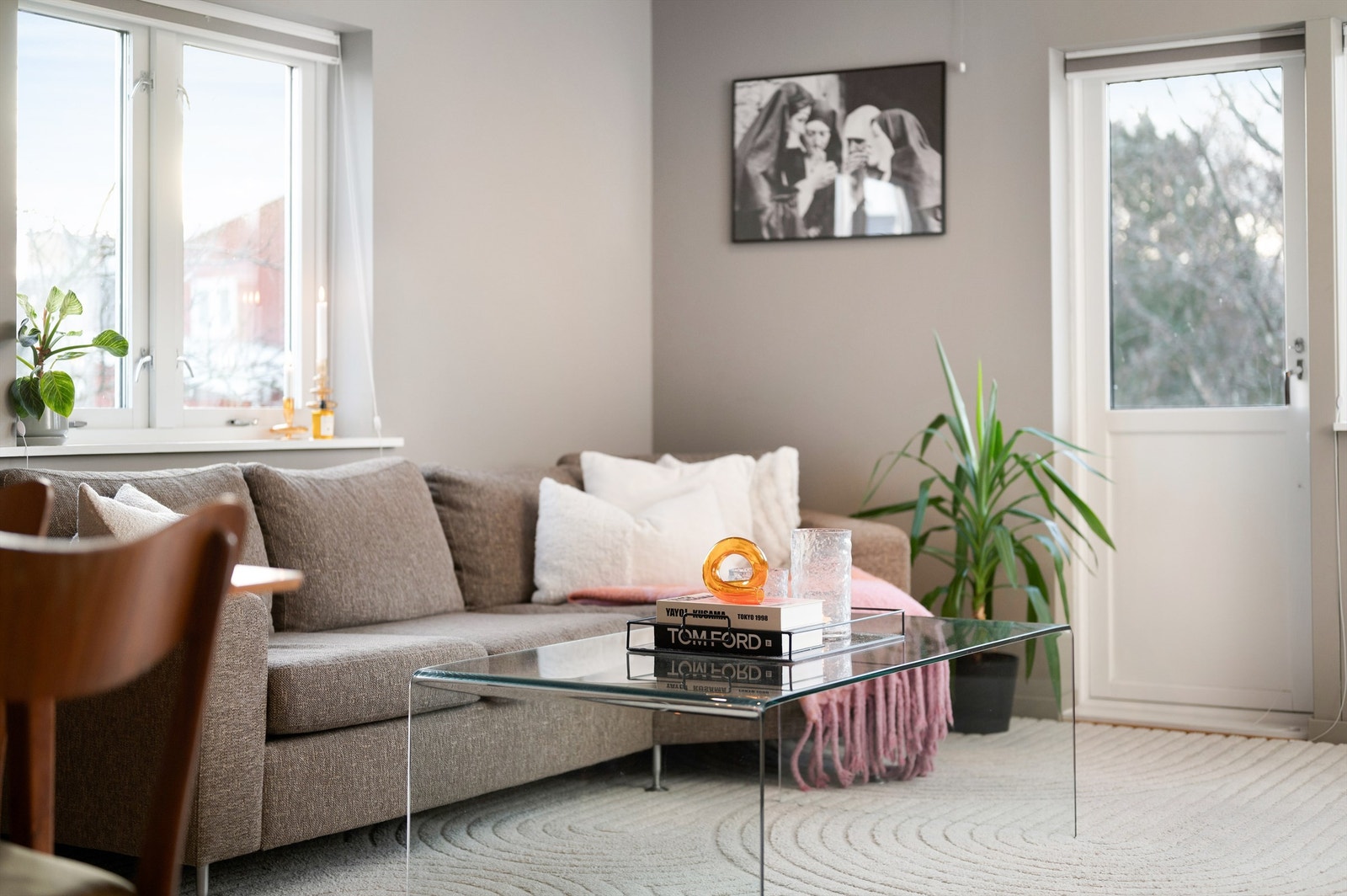 Det er valgt listefrie løsninger rundt vinduene, samtidig som nåværende eier har ønsket å beholde de dype vinduskarmene. Galleribilde