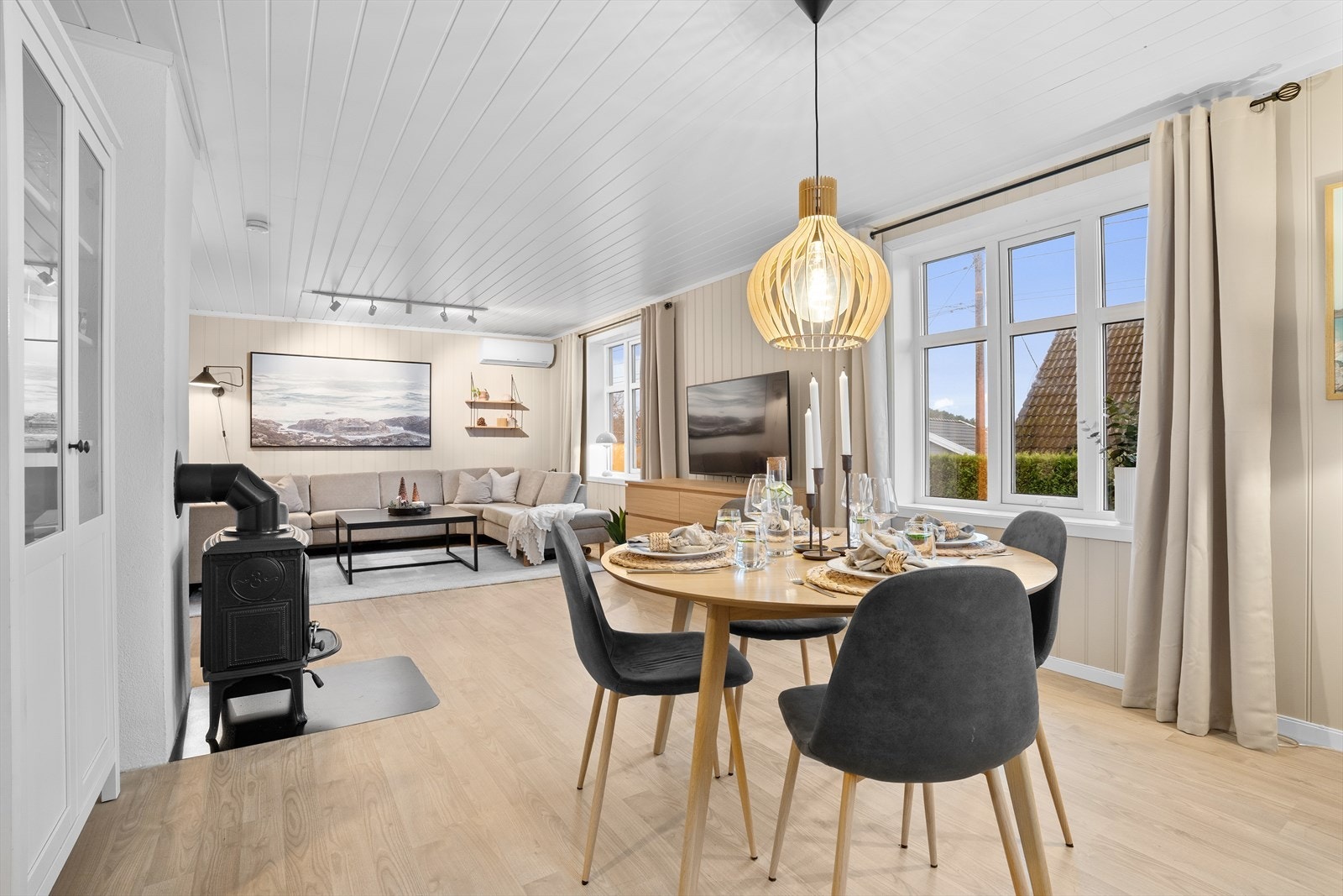 Rommet er malt i delikate og rolige fargetoner. Det er malt panel på vegger og i himling. Galleribilde