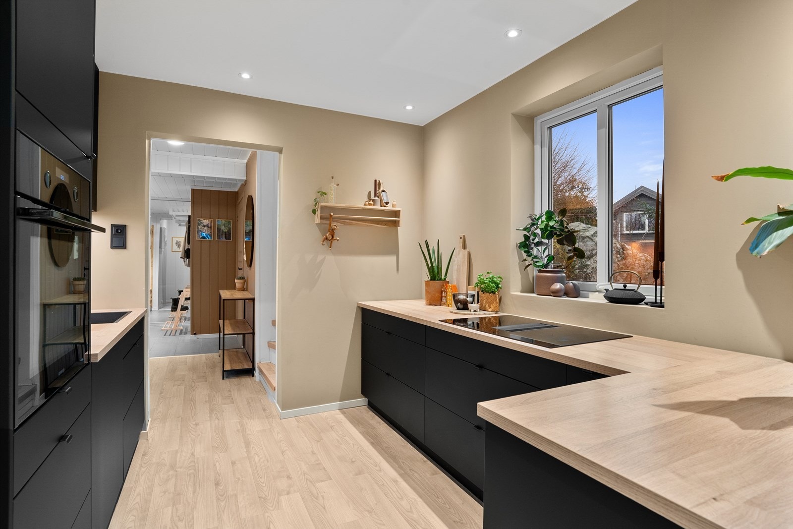 Videre inn finner du en mellomgang, entre, bad/vaskerom, samt en større stue og spisestue. Galleribilde