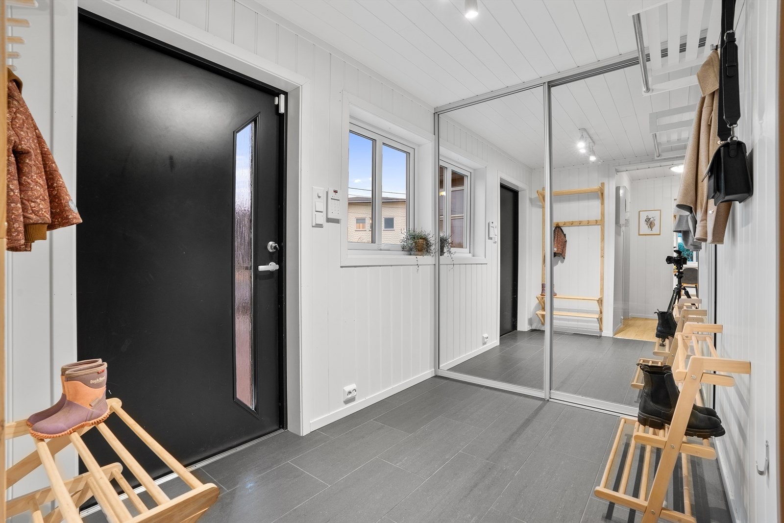 I entreen er det fliser på gulvet med varmekabler, samt at det er god oppbevaringsplass i skyvedørsgarderoben med speilfronter. Galleribilde