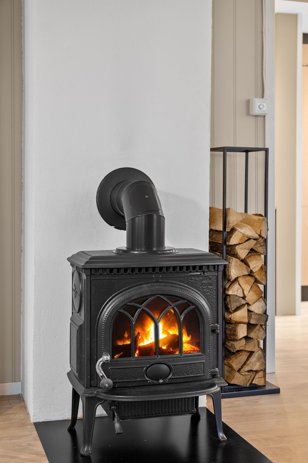 Vedovn er i bruk og gir godt med varme på kaldere dager. Galleribilde