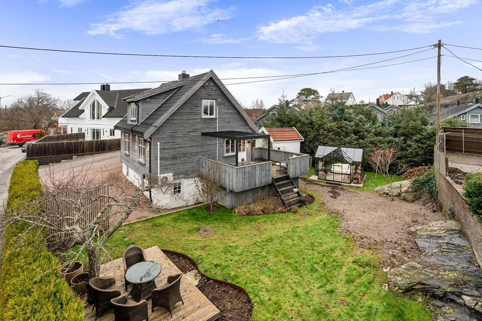 En hekk omkranser eiendommen mot gaten som gjør at du er svært usjenert i hagen. Hagen består av en større gressplen med plantebed med de vakreste staudene som kommer år etter år. Det er også et plommetre i tilknytting til den ene terrassen. Galleribilde