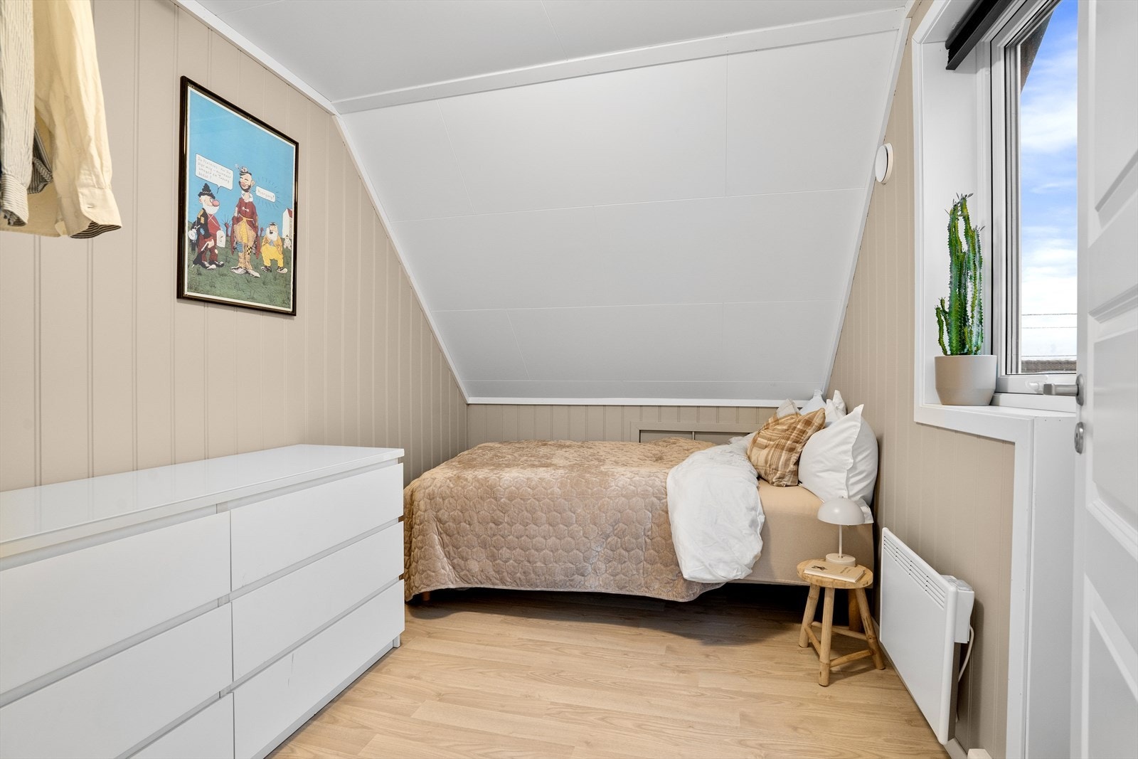 Det tredje soverommet er innredet som et gjesterom hvor det er plass til seng, nattbord og garderobeløsning. Fra dette rommet er det tilkomst til takterrasse med ettermiddags- og kveldssol. Galleribilde