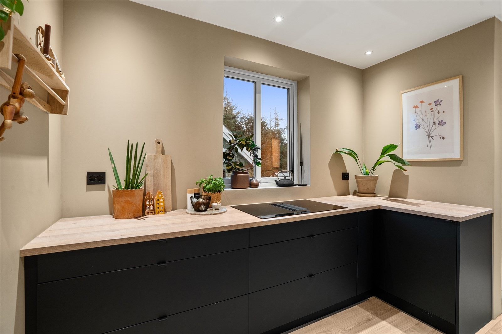 Det er integrerte hvitevarer som induksjonsplatetopp med integrert avtrekksvifte, stekeovn, samt oppvaskmaskin. Vegger og himling ble sammen med kjøkkenet oppusset i 2021. Gulvet ble pusset opp i 2015. Galleribilde