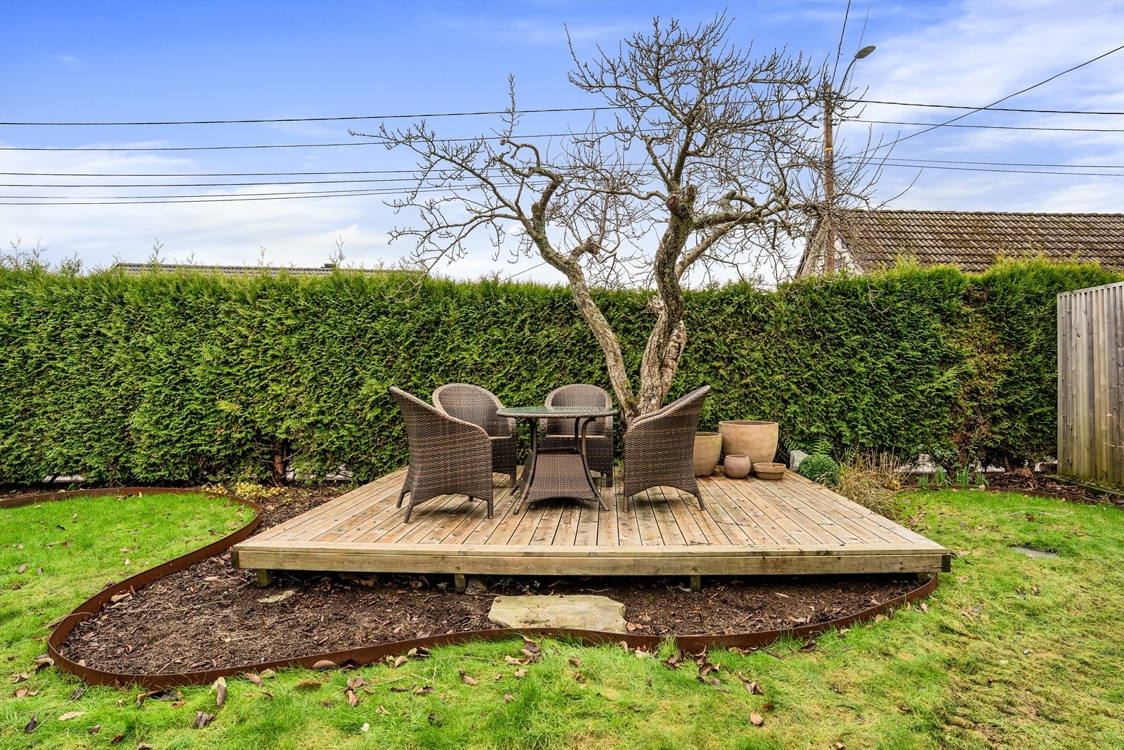 Legg merke til cortenstålet som omkranser denne uteplassen. Nåværende eier er gartner og har beplantet hagen med sine favorittstauder og annen beplantning. Galleribilde