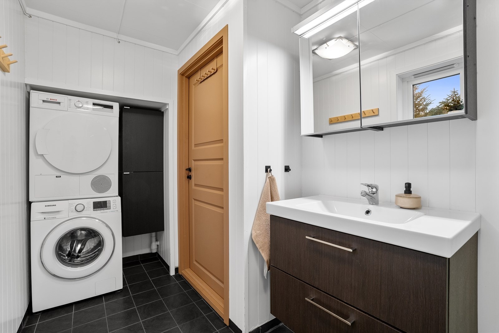 Det er også laget til en vaskeromsnisje med plass og opplegg for vaskemaskin/tørketrommel. Galleribilde