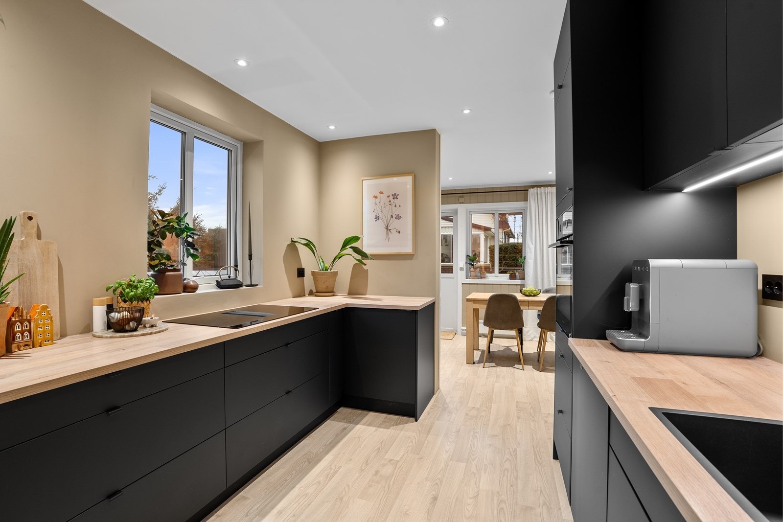 Kjøkkenet er fra Sørlandskjøkken og var nytt i 2021. Det består av god lagringsplass i innredning, samt en større benkeplate som gjør at man kan kokkelere flere samtidig. Galleribilde